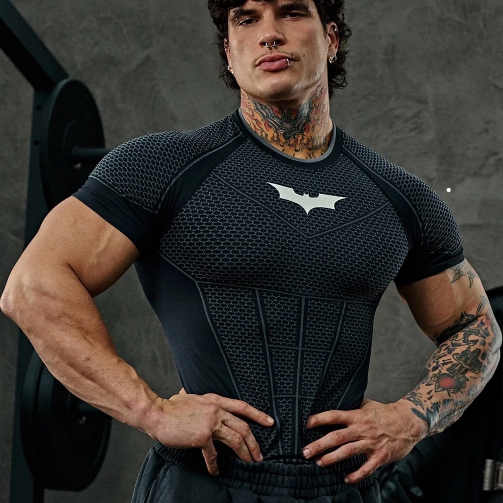 YOUNGLA X BATMAN COMPRESSION SHORT SLEEVE SIZE LARGE BLACK